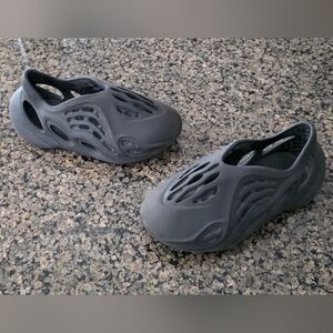 Adidas Yeezy Foam RNNR Runner Stone Onyx dark gray GX7295 Kids Unisex sz 11K